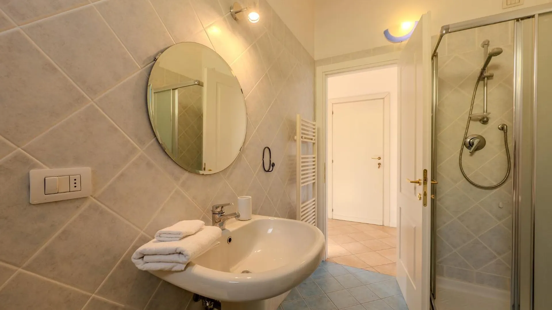 Red Mansarda Apartment Viareggio Italy