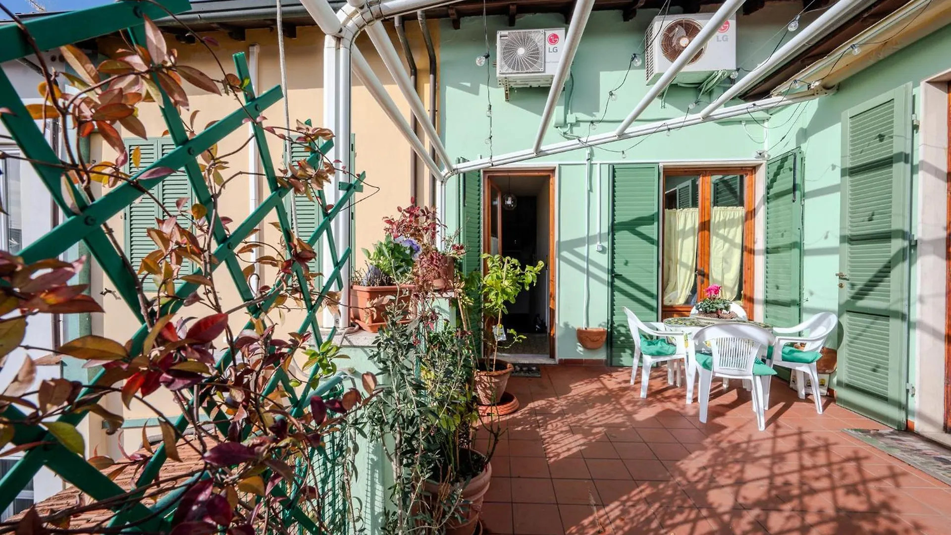 Red Mansarda Apartment Viareggio Italy
